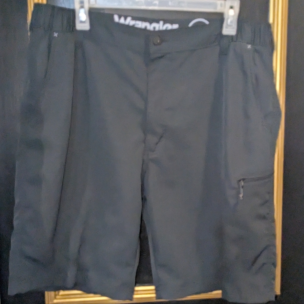 Wrangler Men's Black Utility Shorts